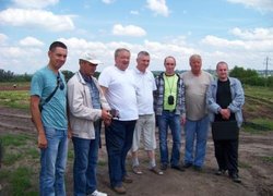 Свій плодорозсадник Ірпінь-2002, що в с. Гореничі Київської області, демонструє Іван Мельник (третій зліва)